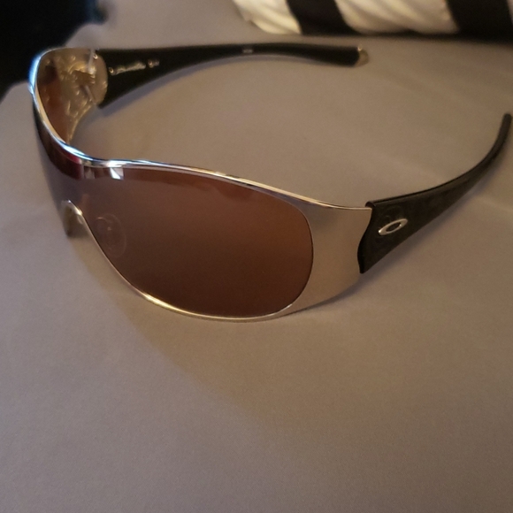 Oakley Breathless sunglasses w/ white oakley case - Picture 6 of 8